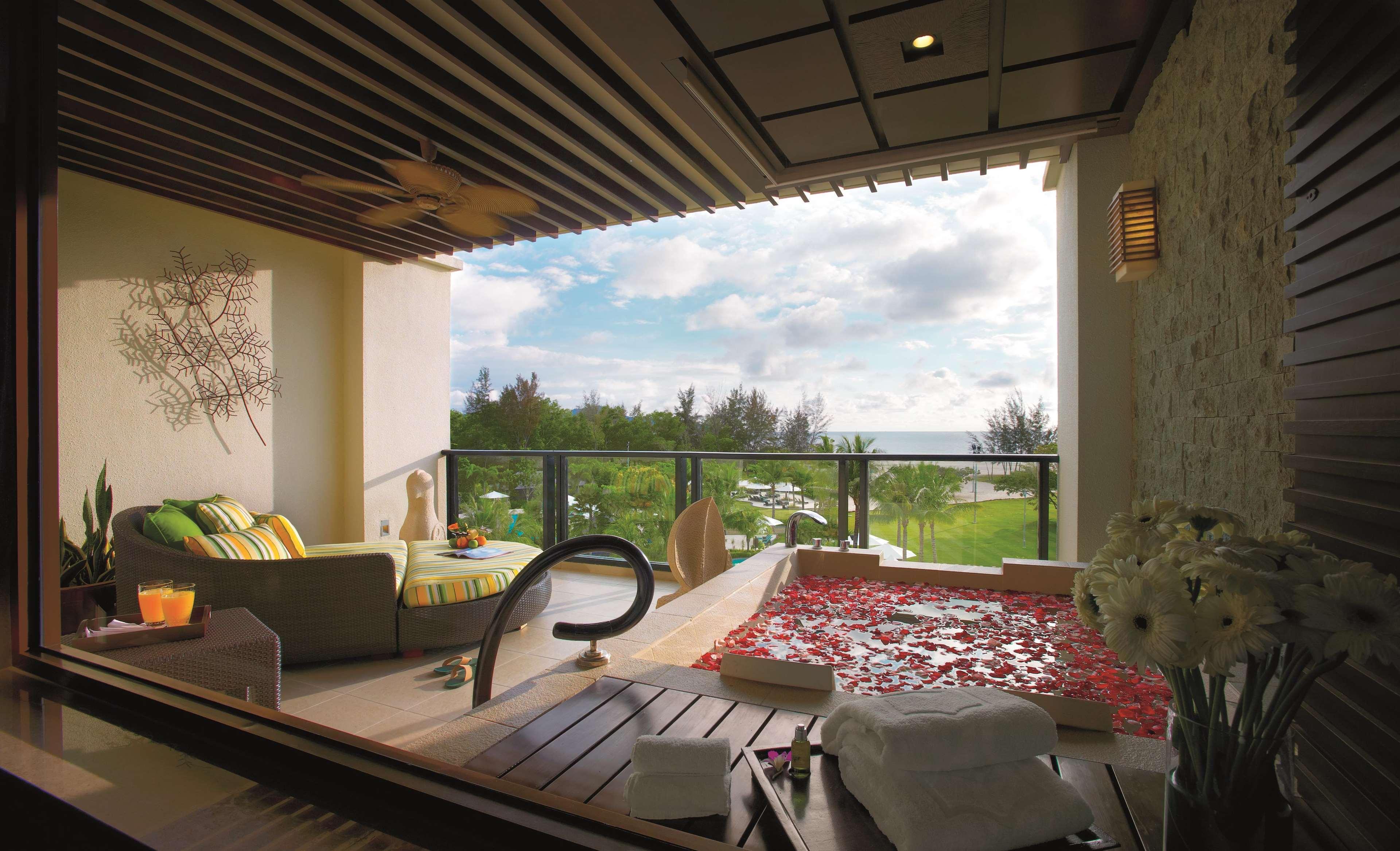 Shangri-La Rasa Ria, Kota Kinabalu Exteriér fotografie A balcony