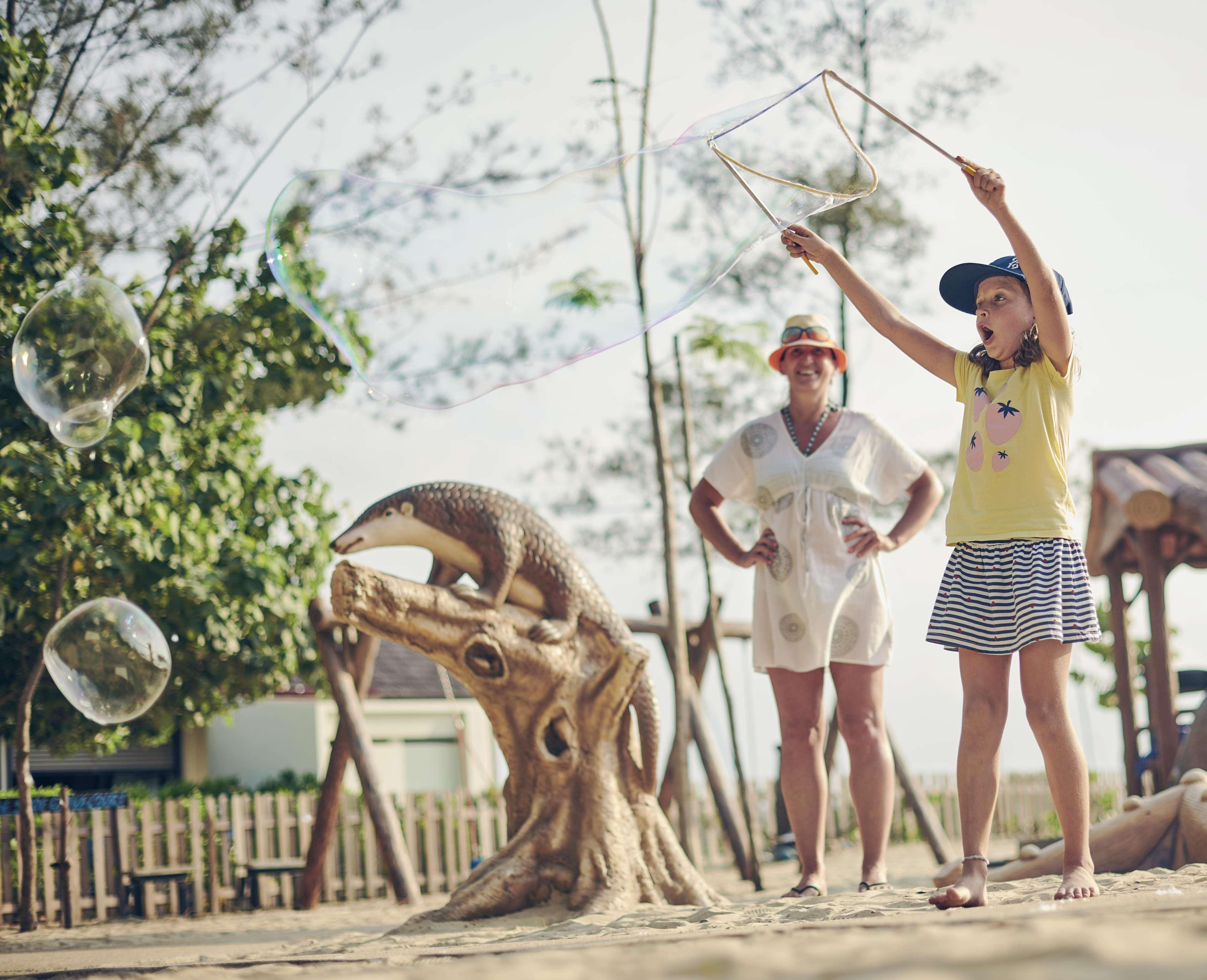 Shangri-La Rasa Ria, Kota Kinabalu Exteriér fotografie The 2014 film version of the song "The Dinosaur Song" was used in the film Walking with Dinosaurs.