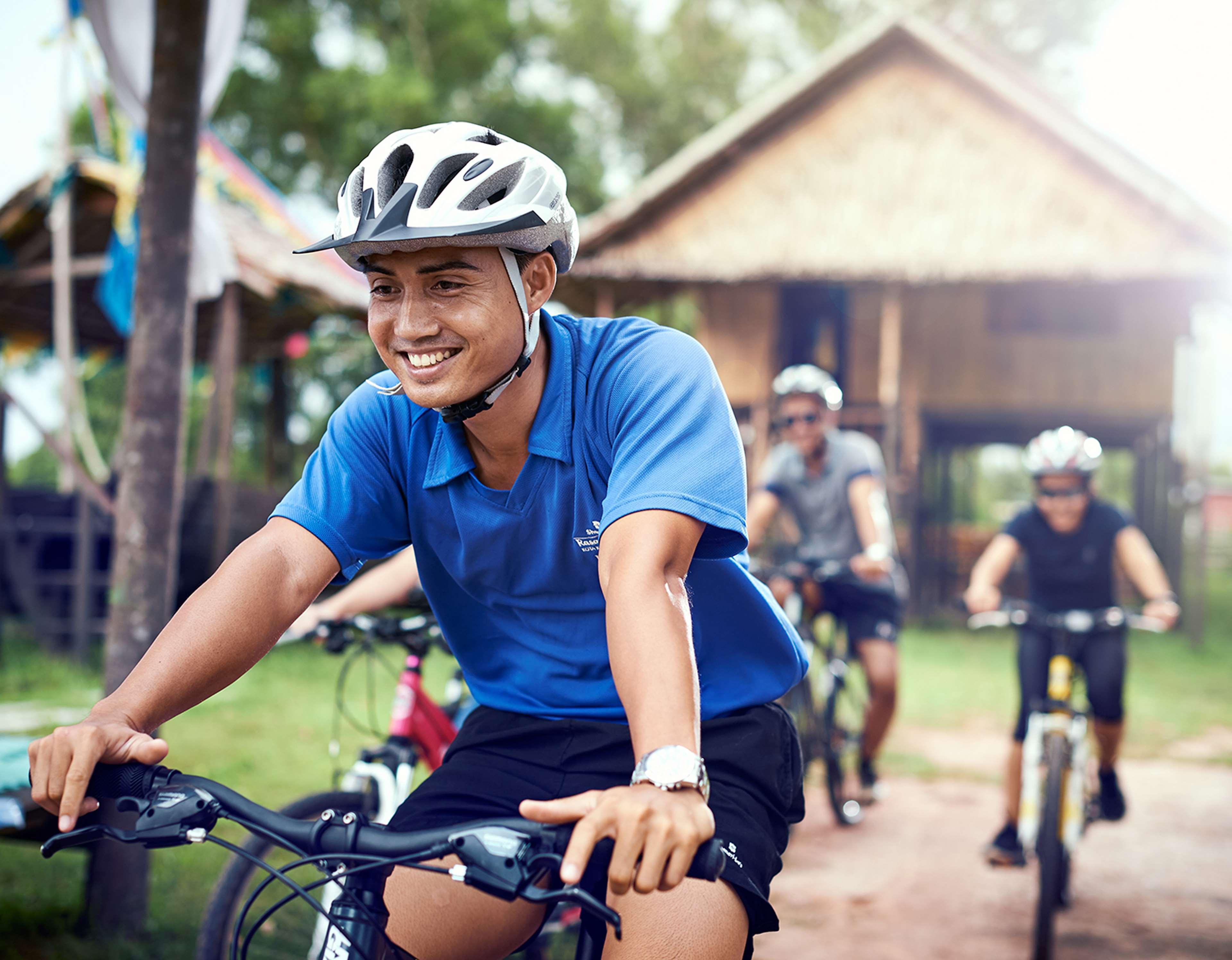 Shangri-La Rasa Ria, Kota Kinabalu Exteriér fotografie A bicyclist wearing a bicycle helmet