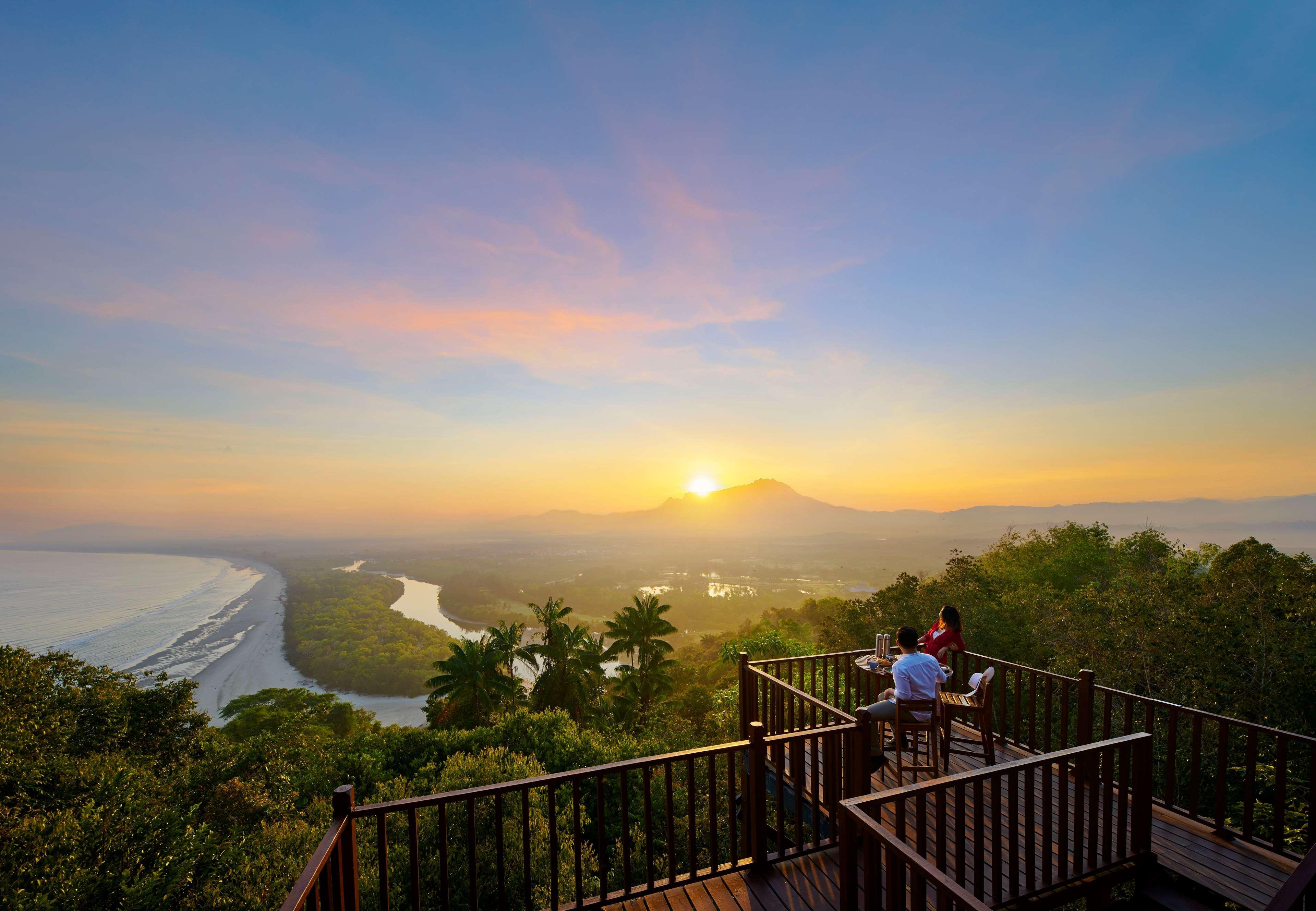 Shangri-La Rasa Ria, Kota Kinabalu Exteriér fotografie View of the city from the top of the hill