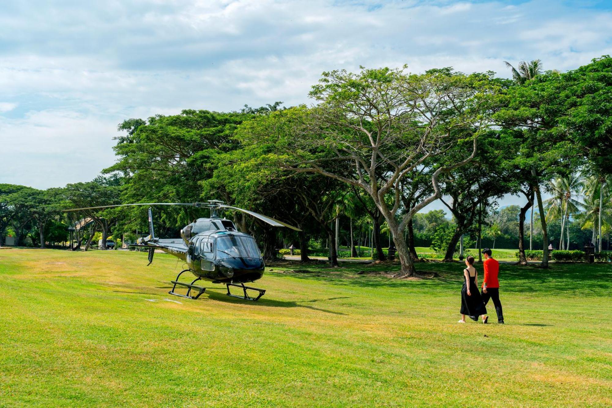 Shangri-La Rasa Ria, Kota Kinabalu Exteriér fotografie Helicopter at the airport