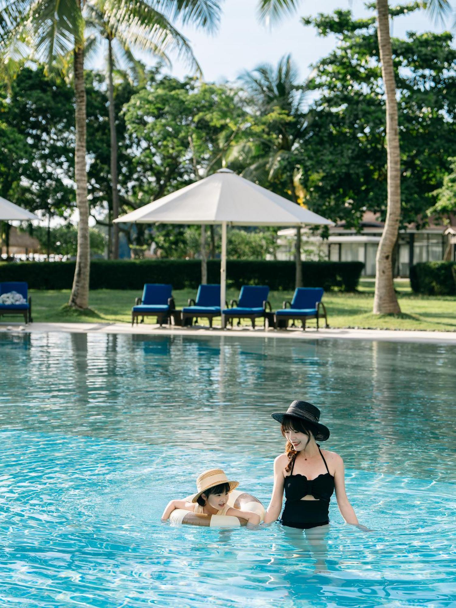 Shangri-La Rasa Ria, Kota Kinabalu Exteriér fotografie The pool at the hotel