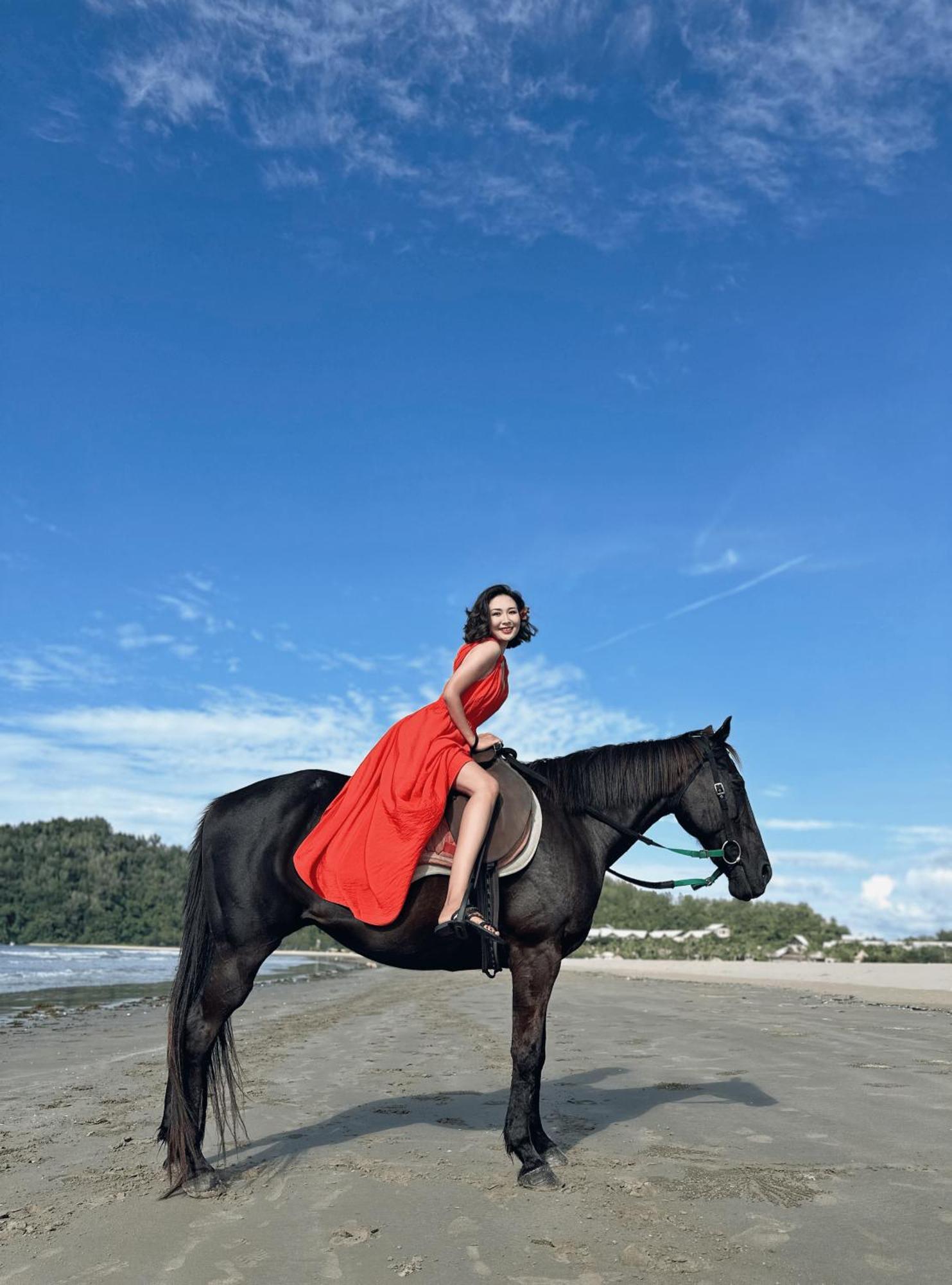 Shangri-La Rasa Ria, Kota Kinabalu Exteriér fotografie A woman riding a horse
